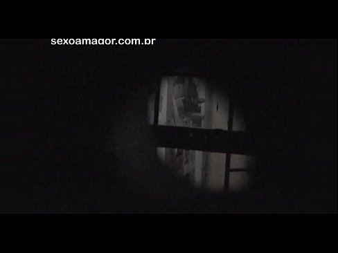 ❤️ Blondīnīte tiek slepeni filmēta ar kaimiņu vuajeru, kurš slēpjas aiz dobiem ķieģeļiem ️ Porno fb pie mums ☑